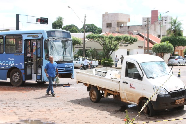 Colisão entre camionete e ônibus deixa dois feridos; um preso entre as ferragens