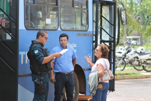 Colisão entre camionete e ônibus deixa dois feridos; um preso entre as ferragens