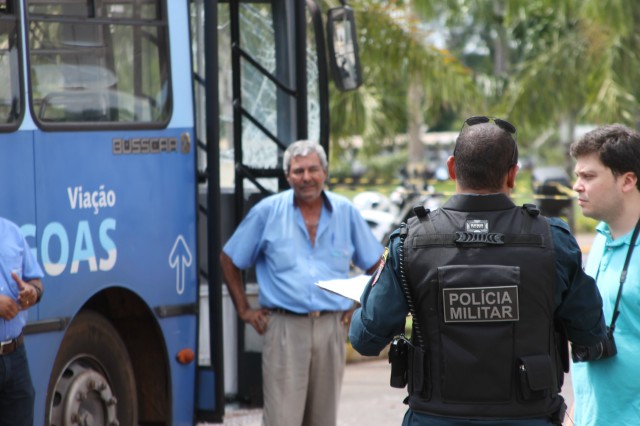 Colisão entre camionete e ônibus deixa dois feridos; um preso entre as ferragens