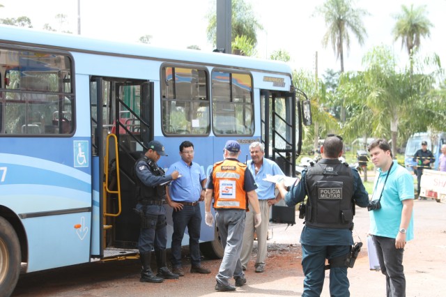 Colisão entre camionete e ônibus deixa dois feridos; um preso entre as ferragens
