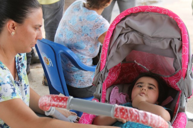 Colisão entre camionete e ônibus deixa dois feridos; um preso entre as ferragens