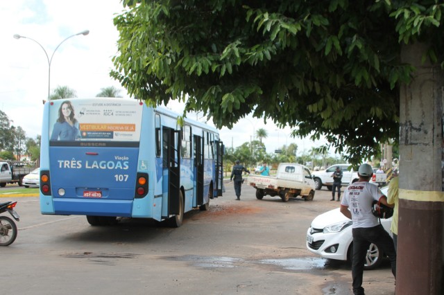 Colisão entre camionete e ônibus deixa dois feridos; um preso entre as ferragens