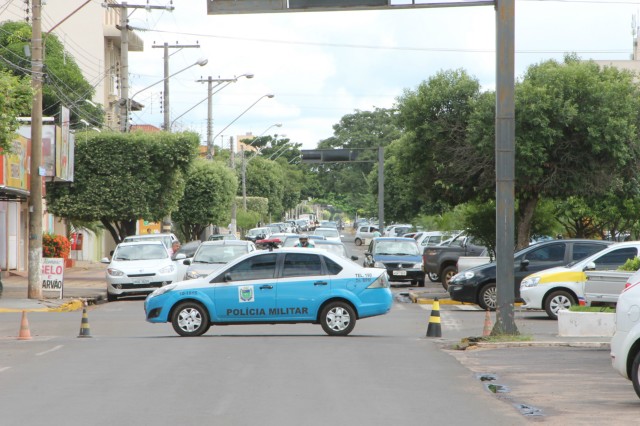 Colisão entre camionete e ônibus deixa dois feridos; um preso entre as ferragens