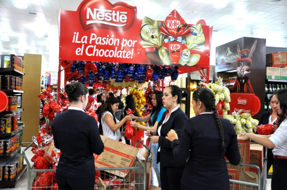 Centenas de turistas invadem Shopping China durante a Semana Santa