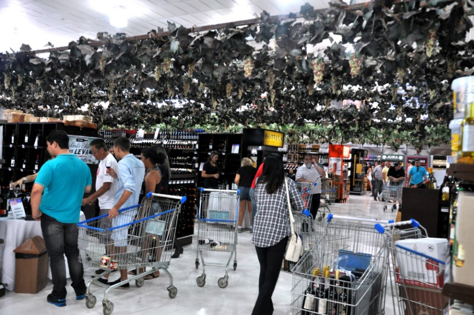 Centenas de turistas invadem Shopping China durante a Semana Santa