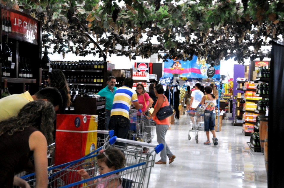 Centenas de turistas invadem Shopping China durante a Semana Santa
