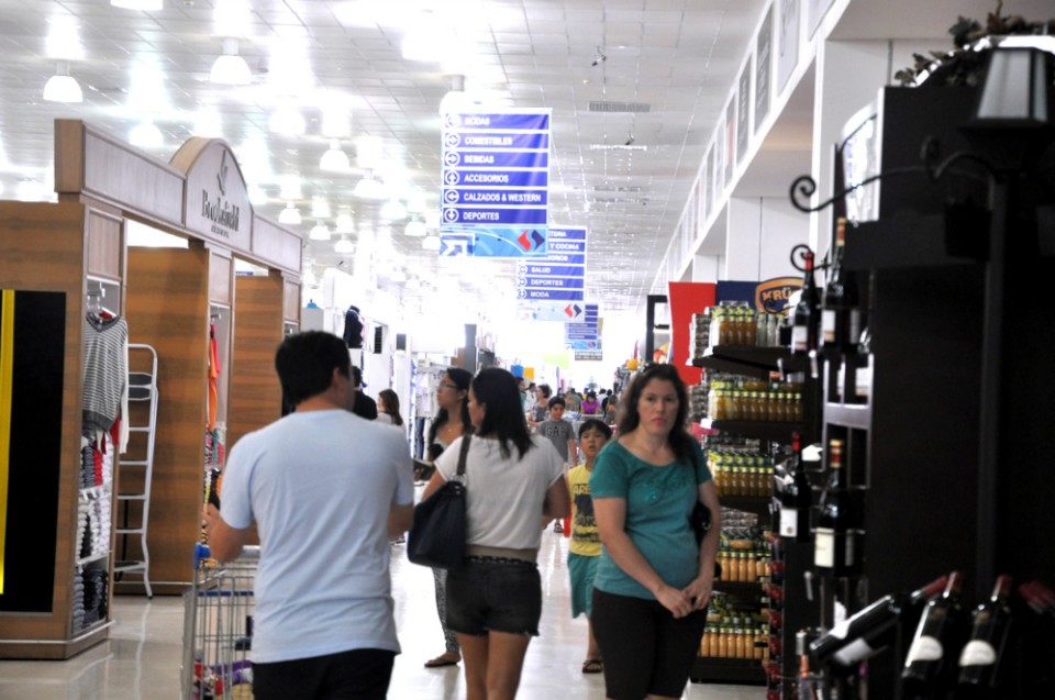 Centenas de turistas invadem Shopping China durante a Semana Santa