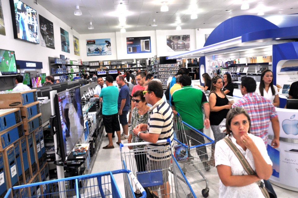 Centenas de turistas invadem Shopping China durante a Semana Santa