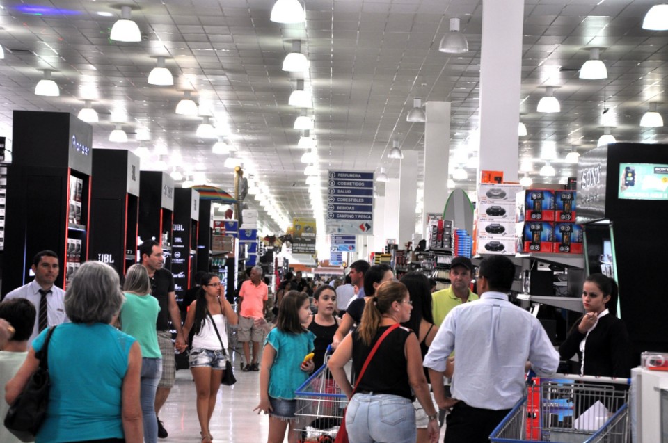 Centenas de turistas invadem Shopping China durante a Semana Santa