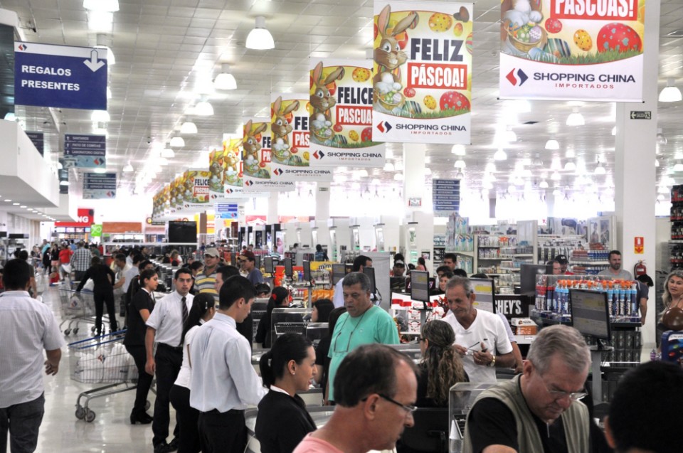 Centenas de turistas invadem Shopping China durante a Semana Santa