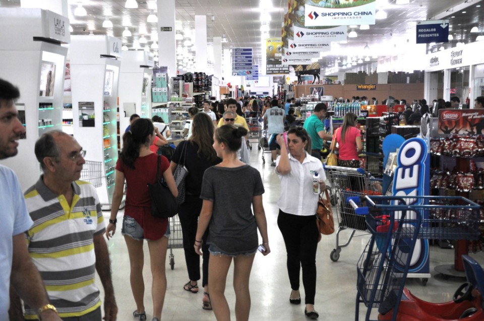 Centenas de turistas invadem Shopping China durante a Semana Santa