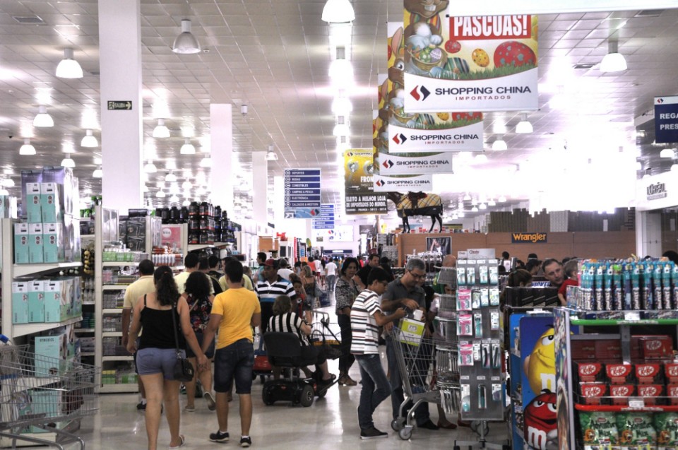 Centenas de turistas invadem Shopping China durante a Semana Santa