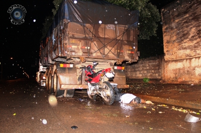 Estudante morre após colidir moto em carreta estacionada