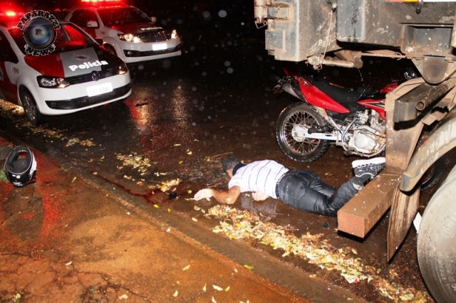 Estudante morre após colidir moto em carreta estacionada