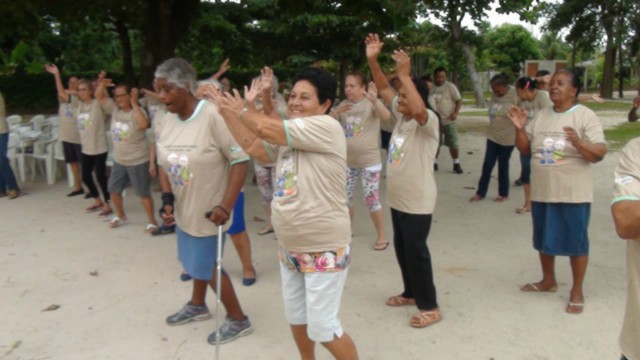 Cerca de 50 idosos assistidos pelo CRAS Vila Piloto participam de passeio no Balneário Municipal