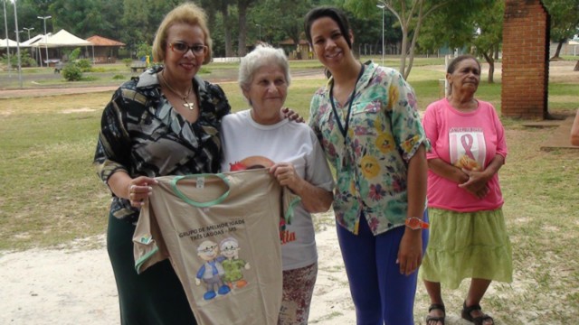 Cerca de 50 idosos assistidos pelo CRAS Vila Piloto participam de passeio no Balneário Municipal