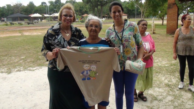Cerca de 50 idosos assistidos pelo CRAS Vila Piloto participam de passeio no Balneário Municipal