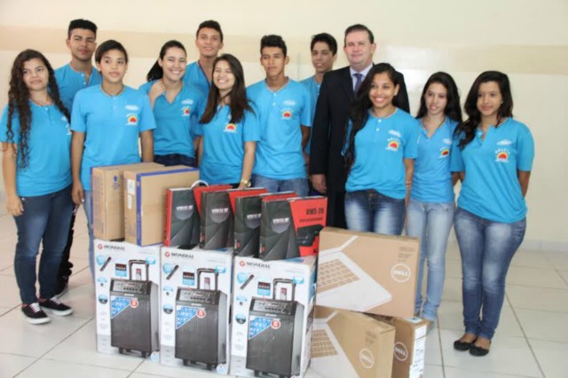 Eduardo Rocha entrega equipamentos de multimídia para Seleta