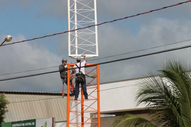 Sede do 2° BPM começa a instalar torre de recepção do projeto de vídeomonitoramento