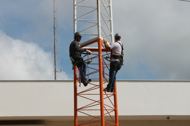 Sede do 2° BPM começa a instalar torre de recepção do projeto de vídeomonitoramento