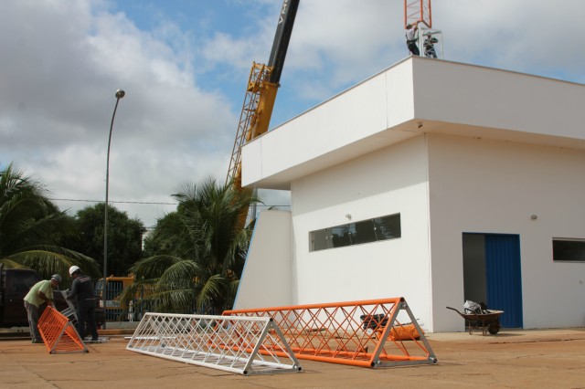 Sede do 2° BPM começa a instalar torre de recepção do projeto de vídeomonitoramento