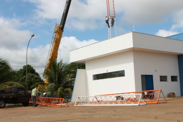 Sede do 2° BPM começa a instalar torre de recepção do projeto de vídeomonitoramento