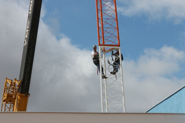 Sede do 2° BPM começa a instalar torre de recepção do projeto de vídeomonitoramento