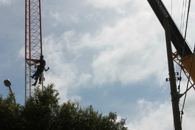 Sede do 2° BPM começa a instalar torre de recepção do projeto de vídeomonitoramento