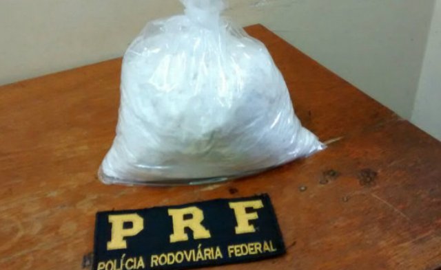 Cadela “denuncia” e mulher é presa com quase 3 kg de cocaína