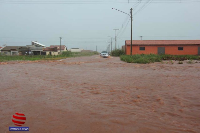 Chuva torrencial e intermitente causa prejuízos em Chapadão do Sul, na tarde desta quarta