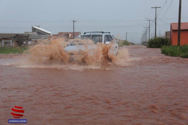 Chuva torrencial e intermitente causa prejuízos em Chapadão do Sul, na tarde desta quarta