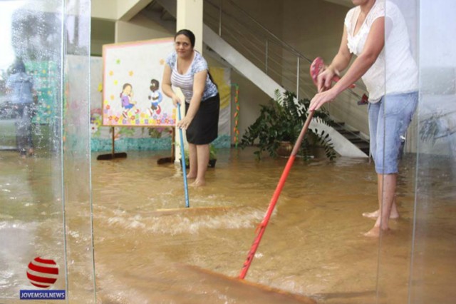 Chuva torrencial e intermitente causa prejuízos em Chapadão do Sul, na tarde desta quarta