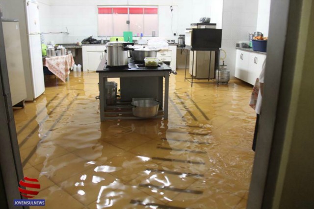 Chuva torrencial e intermitente causa prejuízos em Chapadão do Sul, na tarde desta quarta