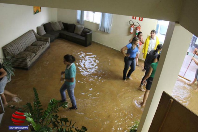 Chuva torrencial e intermitente causa prejuízos em Chapadão do Sul, na tarde desta quarta