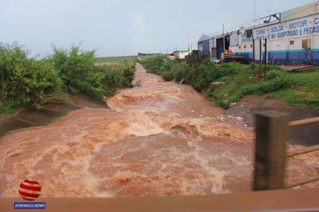 Chuva torrencial e intermitente causa prejuízos em Chapadão do Sul, na tarde desta quarta