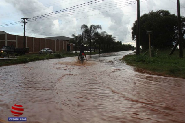 Chuva torrencial e intermitente causa prejuízos em Chapadão do Sul, na tarde desta quarta