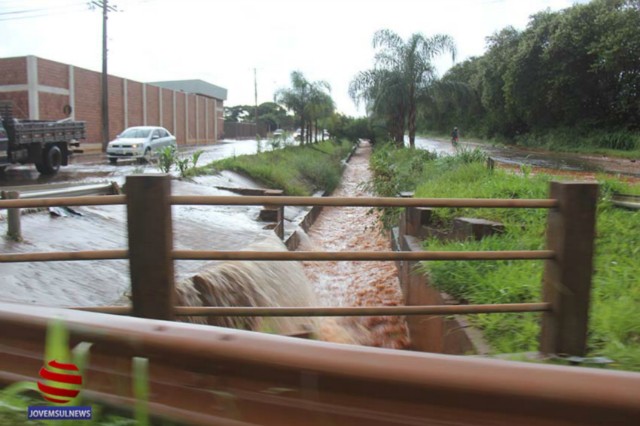 Chuva torrencial e intermitente causa prejuízos em Chapadão do Sul, na tarde desta quarta