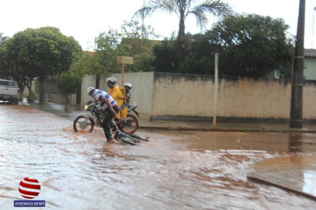 Chuva torrencial e intermitente causa prejuízos em Chapadão do Sul, na tarde desta quarta