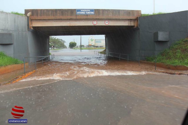 Chuva torrencial e intermitente causa prejuízos em Chapadão do Sul, na tarde desta quarta