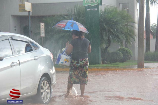 Chuva torrencial e intermitente causa prejuízos em Chapadão do Sul, na tarde desta quarta
