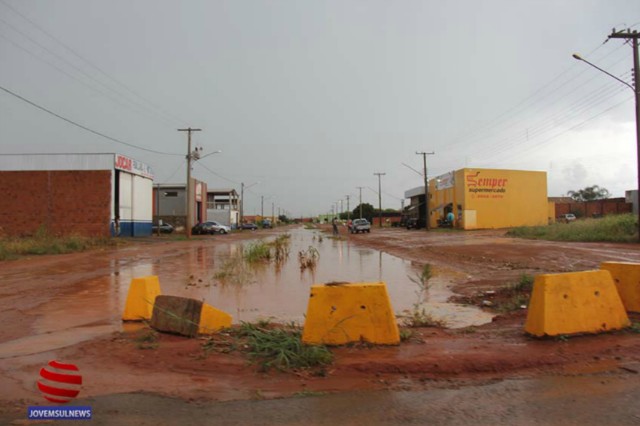 Chuva torrencial e intermitente causa prejuízos em Chapadão do Sul, na tarde desta quarta