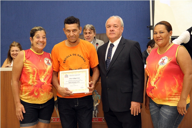 Munícipes são homenageados com moções durante sessão ordinária