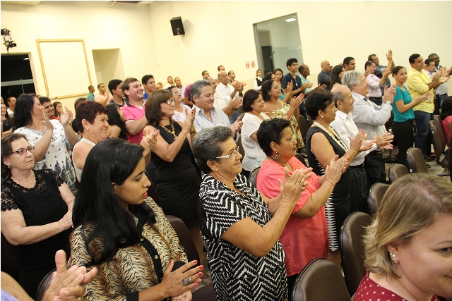 Emoção e reconhecimento durante homenagem a médico