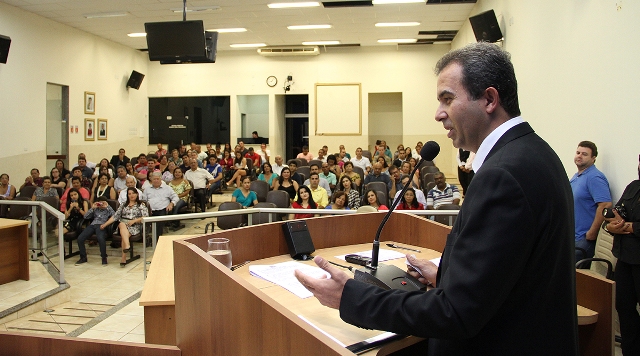 Emoção e reconhecimento durante homenagem a médico