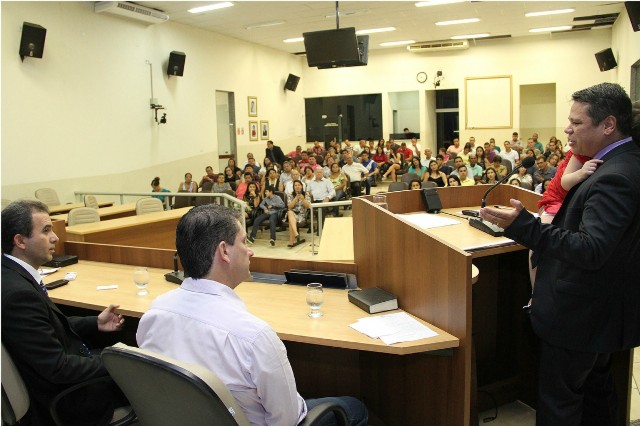 Emoção e reconhecimento durante homenagem a médico