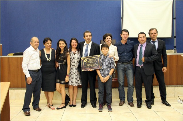 Emoção e reconhecimento durante homenagem a médico