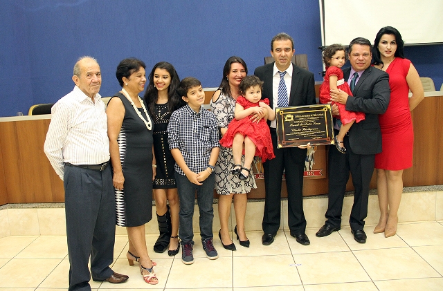 Emoção e reconhecimento durante homenagem a médico