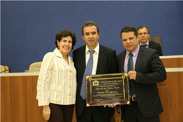 Emoção e reconhecimento durante homenagem a médico