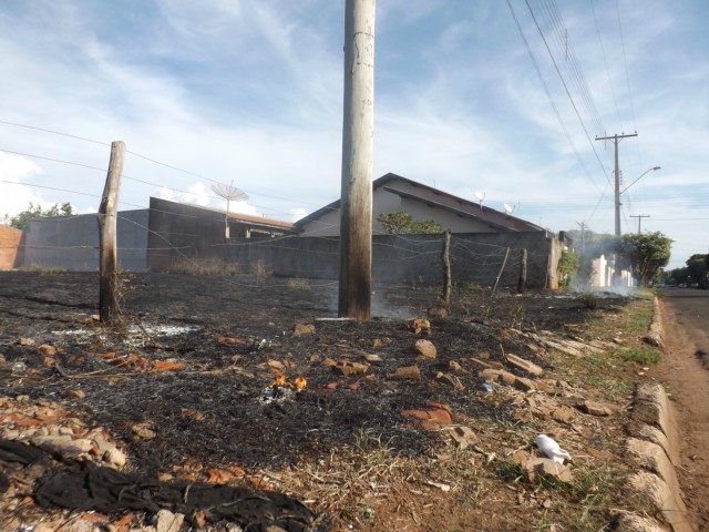 Fogo em terreno prejudica crianças de creche e moradores do Interlagos