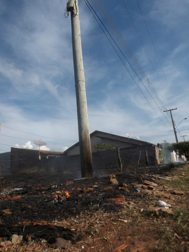 Fogo em terreno prejudica crianças de creche e moradores do Interlagos